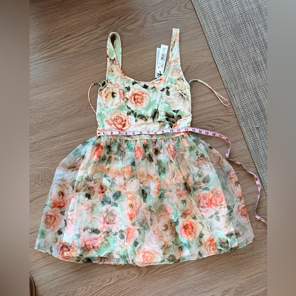 ALICE + OLIVIA 
CHARA MINI DRESS
COLOR Morningside Floral Pistachio
Size 2 
NWT - Picture 6 of 8